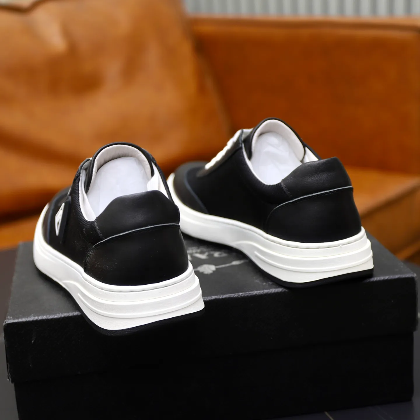 Ex-factory price: 420💰🙅‍♂️🙅‍♂️🙅‍♂️ Brand: PRADA Standard code: 38–44 (45 can be customized) Grade: Same as the official website Material: Original cowhide fabric Comfortable pigskin lining Lightweight wear-resistant outsole Style category: Men's fashionable casual shoes and boots Running sports shoes Distinguished luxury brand elements Top luxury Color: actual picture color